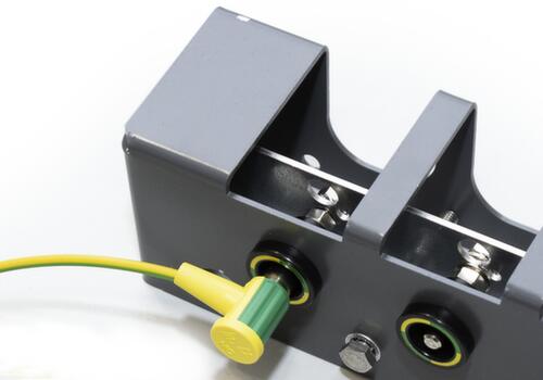 Built-in socket outlet for earthing cable