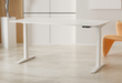 UDOBÄR Electrically height-adjustable desk with T-leg frame