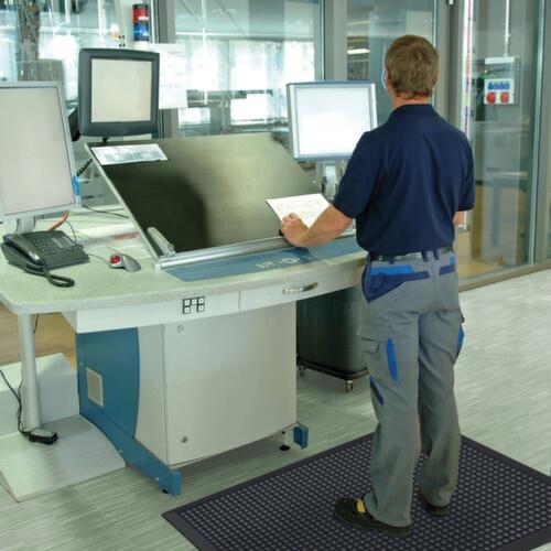 Anti-fatigue mat with air chambers