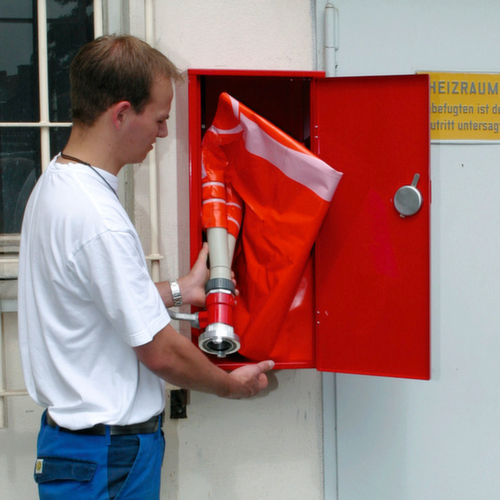 Flexible door/gate seal for filling with water