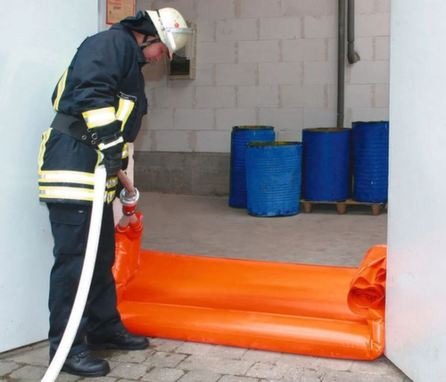 Flexible door/gate seal for filling with water