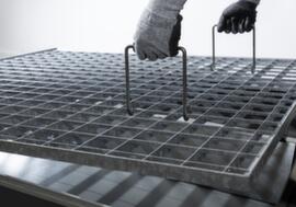 Grating lifter with 2 hooks